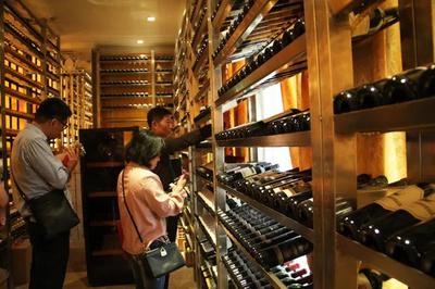 筑牢安全防線 長寧區商務委開展進博會前酒類市場專項檢查